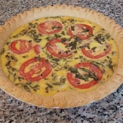 Caprese Quiche Recipe Tomato Feta Quiche, Quiche Ideas, Caprese Quiche, Christmas Quiche, Delish Dinners, Mozzerella Cheese, Feta Quiche, Tomato Pie Recipe, Spinach Tomato