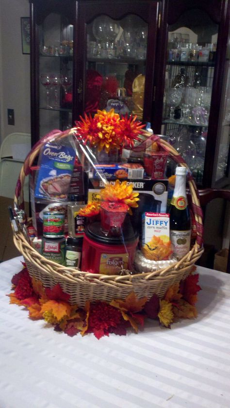 Thanksgiving Gift Basket For Family, Thanksgiving Baskets For The Needy, Thanksgiving Raffle Basket Ideas, Thanksgiving Giveaway Ideas, Thanksgiving Dinner Basket, Thanksgiving Basket Ideas Gift, Thanksgiving Basket Ideas, Thanksgiving Food Basket, Gift Ideas For Thanksgiving