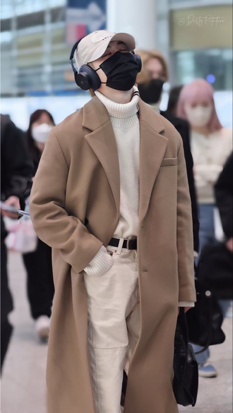 Skz Outfits Casual, Hyunjin Airport Outfit, Skz Airport Outfit, Han Jisung Airport Fashion, Han Airport Fashion, Hyunjin Style Outfit, Han Outfits Skz, Skz Airport Fashion, Airport Look Men