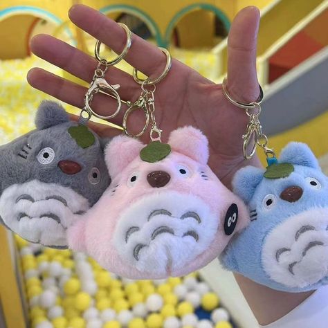 ﾟ☁︎｡ Totoro plush keychain ﾟ☾ ﾟ Price- 449 + international shipping Shop from link in bio Takes 4-7 weeks to deliver once preorders submitted . . . . . . #coquette #bow #bowseason #koreanfashion #top #imported Totoro Plush, Bow Season, Dragon Cat, Plush Keychain, Little Dragon, Coquette Bow, Stuffed Toy, Cute Doodles, Link In Bio