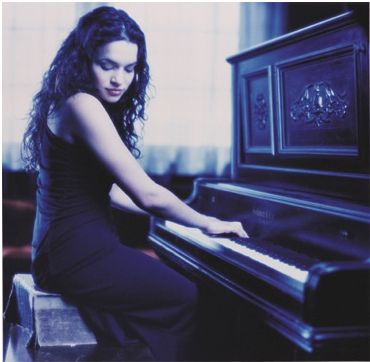 Norah Jones Playing Piano Photography, Clay Patrick, Girl Playing Piano, Piano Photography, Diana Krall, 2000s Fashion Trends, Norah Jones, Musical Film, Female Musicians