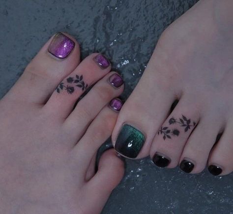 Toe Ring Tattoos, Tiny Foot Tattoos, Cute Foot Tattoos, Friendship Tattoo, Small Foot Tattoos, Toe Tattoos, Beautiful Tattoos For Women, Simple Henna Tattoo, Foot Tattoos For Women