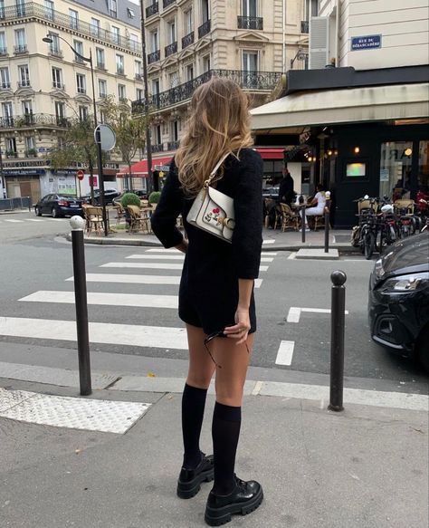 Preppy With An Edge, Edge Aesthetic, Parisian Aesthetic, Sophisticated Outfits, Preppy Chic, Preppy Girl, French Chic, People Dress, Parisian Chic