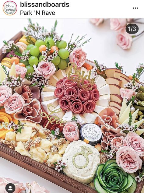 Charcuterie Appetizers, Charcuterie Board Meats, Decorações Com Comidas, Party Food Buffet, Chicken Healthy, Charcuterie Inspiration, Charcuterie Platter, Charcuterie Cheese, Snack Board