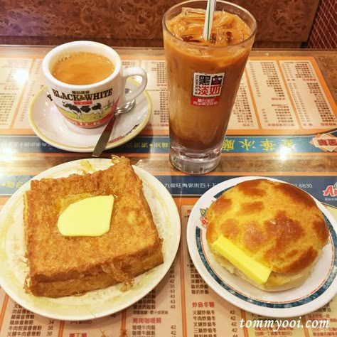 Kam Wah Cafe serves one of the best Pineapple Buns in HK. | 15 must eat #food in #HongKong #HK Hongkong Food, Hong Kong Desserts, Hong Kong Style French Toast, Hong Kong Food Photography, Hong Kong Style Mango Pancake, Hong Kong Bucket List, Hongkong Street Food, Hk Street Food, Hong Kong Breakfast