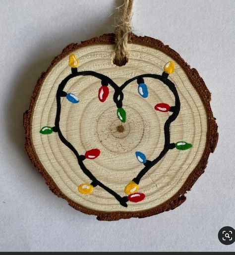 Art On Wood Painting Easy, Painted Round Wood Christmas Ornaments, Wooden Christmas Ornament Painting Ideas, Christmas Wood Round Ornaments, Wooden Christmas Ornament Ideas, Wooden Ornament Painting Ideas, Painted Tree Ornaments, Painted Christmas Ornament Ideas, Hand Painted Christmas Ornaments Wooden Wood Slices