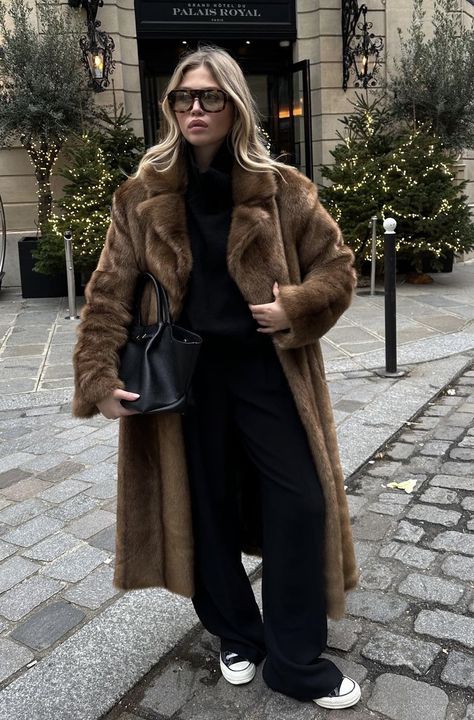 Long Fur Coat Outfit, Brown Fur Coat Outfit, Fur Coat Outfit Casual, Marine Diet, Fur Coat Street Style, Fur Coat Outfits, Faux Fur Coats Outfit, Oversized Faux Fur Coat, Brown Fur Coat