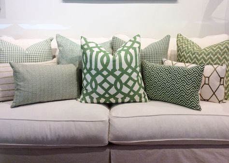 Grey Couch With Green Pillows, Grey Couch Green Pillows, Green Cushions Living Room, Grey Leather Couch, Extension Kitchen, Cushion Combinations, Monochromatic Room, Sofa Green, Bedroom Arrangement