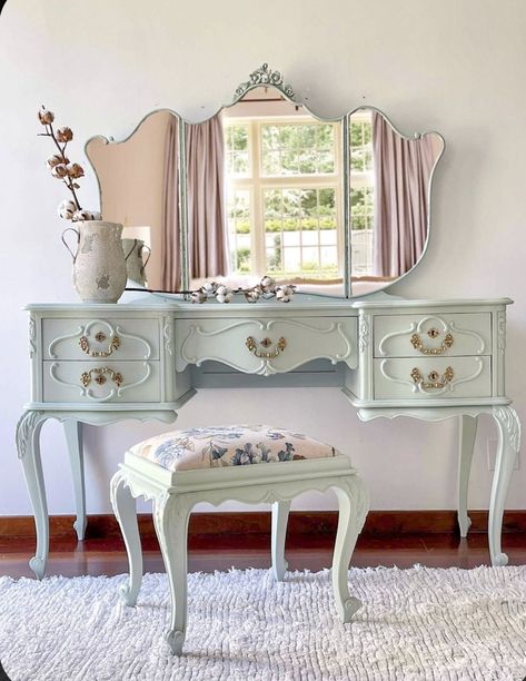 French Vanity Decor, Bright Color Furniture, Green Vanity Bedroom, Chalk Paint Desk Ideas, Vintage Vanity Aesthetic, Cozy Room Ideas, Room Ideas For Men, Room Ideas For Men Bedroom, Men Bedroom