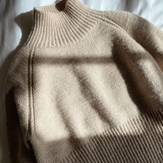 Strikkekaffe | Tonje Hodne (@strikkekaffe) • Photos et vidéos Instagram Ribbed Sweater Pattern, Hand Knitted Sweaters For Women, Plan 2023, Modern Knitwear, Womens Knitting Patterns, Modern Knitting, Oversized Knit Cardigan, Raglan Sweater, Sweater Knitting