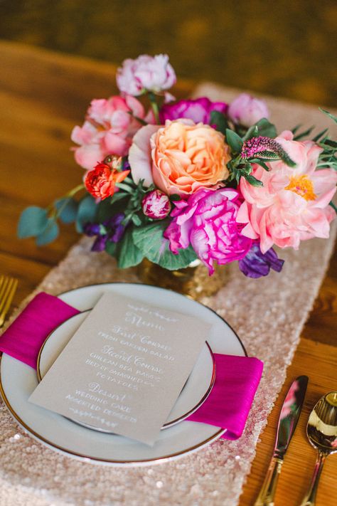 Wedding Table Pink, Boda Mexicana, Wedding Table Flowers, Bright Wedding, Pink Wedding Flowers, Pink Table, Wedding Table Settings, Table Flowers, Wedding Arch