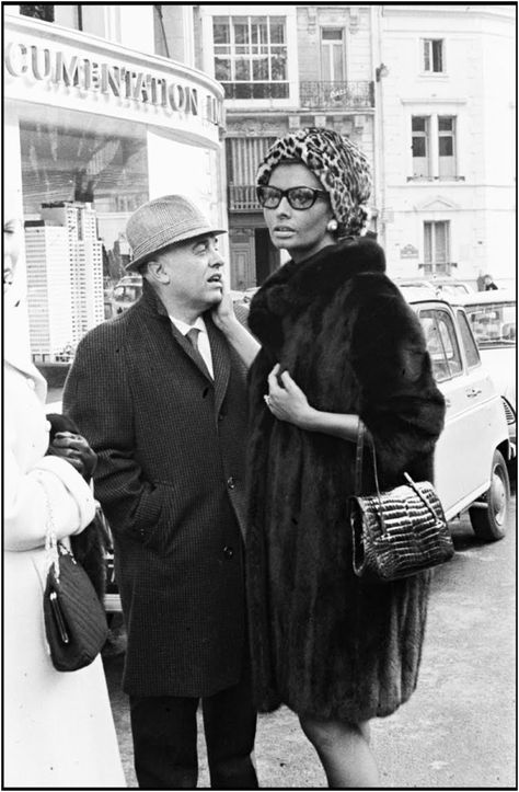 Sophia Loren And Carlo Ponti in Paris 1975 Sophia Loren Style, Bandana Hairstyles Short, Carlo Ponti, Actors Then And Now, Sofia Loren, Italian Beauty, Famous Couples, Black And White Film, Jane Fonda