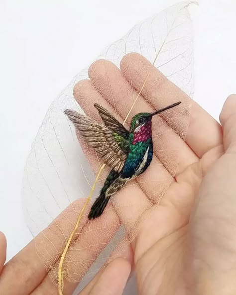 Bordado Jacobean, Embroidered Birds, Birds Embroidery Designs, Embroidered Bird, Bird Embroidery, Thread Painting, Handwork Embroidery Design, Bead Stitching, Hand Embroidery Art