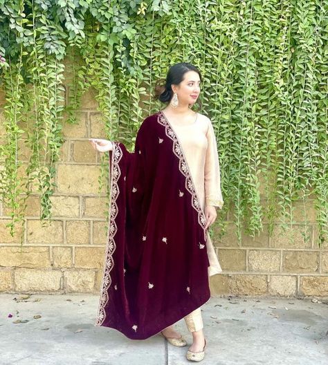 Velvet Pakistani Dress Color Combinations, Komal Aziz, Komal Meer, Pakistani Makeup Looks, Dupatta Designs Ideas, Velvet Pakistani Dress, Velvet Wedding Dress, Pakistani Makeup, Dupatta Designs