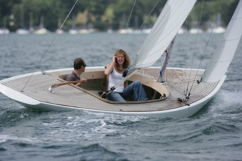 Classic Sailboat, Navi A Vela, Sailing Dinghy, Wooden Sailboat, Classic Sailing, Small Sailboats, Wooden Boat Building, Classic Boat, Classic Yachts