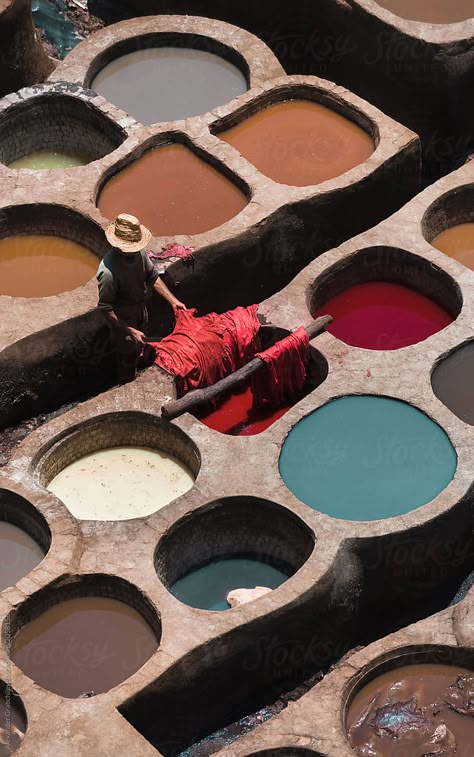 Fez Travel, Chai Time, Morocco Aesthetic, Fes Morocco, Moroccan Aesthetic, Man Working, Moroccan Culture, Moroccan Art, Handmade Paint