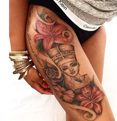 Same tattoo piece, better angle :) Queen Nefertiti Tattoo, African Queen Tattoo, Tattoos For Women On Thigh, Nefertiti Tattoo, Egyptian Tattoo Sleeve, African Tattoo, Black Girls With Tattoos, Inspiration Tattoos, Tattoos For Black Skin