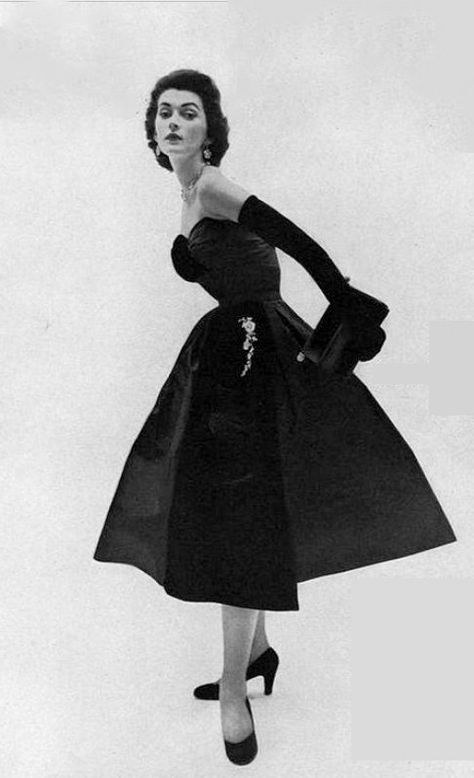 Dovima in Christian Dior Cocktail Dress, 1951 Dior Cocktail Dress, Mode Rockabilly, Glamour Vintage, Estilo Hippy, Velvet Cocktail Dress, Fifties Fashion, Look Retro, Fashion 1950s, Vintage Couture