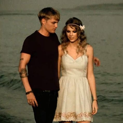 Taylor Swift and Toby Hemingway for Mine Music Video Taylor Swift Mine Music Video, Friend Hoco Proposal, Best Friend Hoco Proposal, Best Prom Proposals, Mine Music Video, Taylor Swift Mine, Dance Proposals, Toby Hemingway, Taylor Swift Music Videos