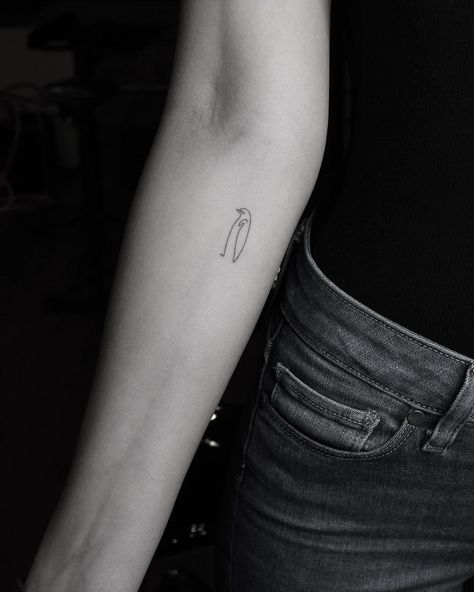 @evantattoo’s Instagram photo: “The penguin from Picasso #finelinetattoo #tattoo #tattooed #inked #blackwork #fineline #tattooart #fashionart #minimal #minimaltattoo…” Penguin Tattoo Minimalist, Penguin Line Tattoo, Fine Line Penguin Tattoo, Tiny Penguin Tattoo, Small Penguin Tattoo, Simple Penguin Tattoo, Elegant Tattoo Ideas, Germany Tattoo, Penguin Tattoo