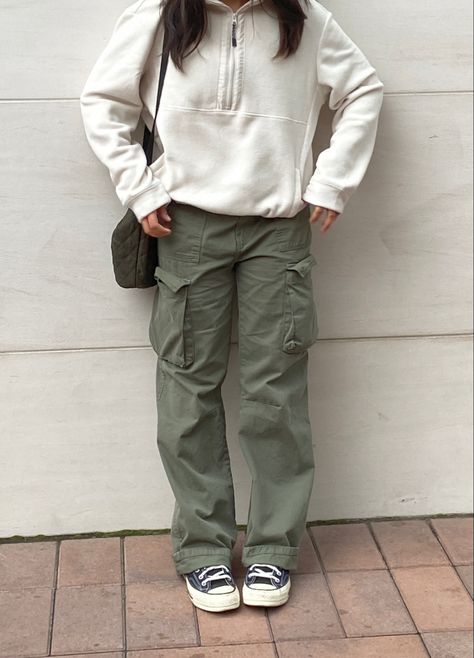 Clothes With Cargo Pants, Cargo Parachute Pants Outfit Winter, Cargo Pants Outfit Hiking, Army Green Parachute Pants Outfit, Sweatshirt Cargo Pants Outfit, Cargo Pants Outfit Women Streetwear, Cargo Pants Outfit Masc Women, How To Style Cargo Pants Women Winter, Beige Cargo Trousers Outfit