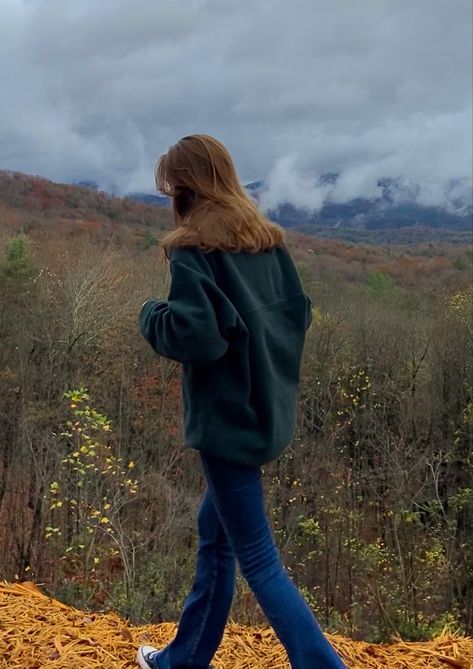 Fall Outfits Downtown, Layered Hair Brunette, Blowout Layered Hair, Hiker Girl Aesthetic, Autumn Aesthetic Vintage, Aesthetic Rory Gilmore, Brunette Hair Ideas, Countryside Girl, Gilmore Girls Aesthetic