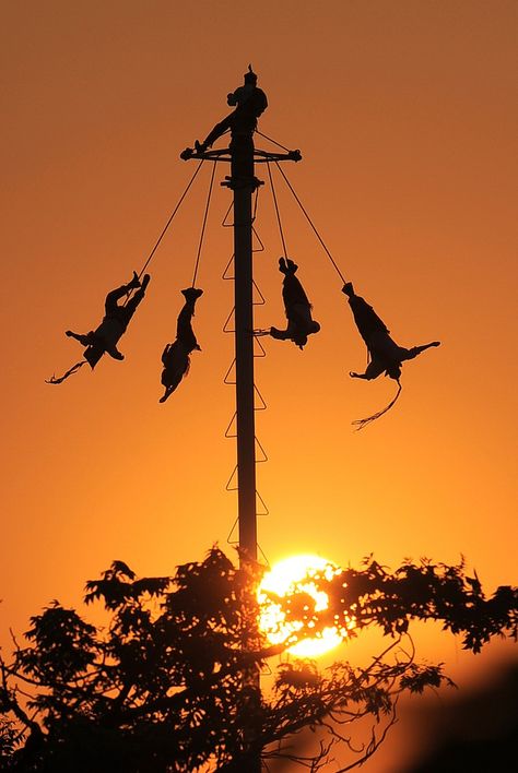 Los voladores de papantla,Vercruz Mexico Mexican Heritage, Mexico Culture, Visit Mexico, Ulsan, Mexican Culture, Mexican Art, Mexico Travel, Riviera Maya, Central America