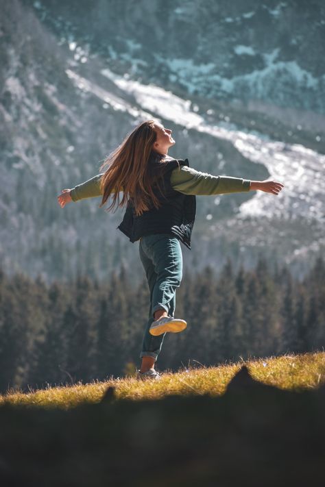 Poses In The Mountains, Mountain Pictures Poses, State Park Photoshoot, Mountain Photoshoot, Hiking Pics, Cute Hiking Outfit, Travel Pose, Silk Pattern, Travel Pictures Poses