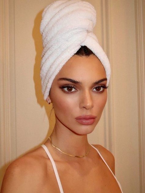 kendall jenner Gold Bath Tub, Kendall Jenner Makeup Tutorial, Rose Gold Luggage, Skin Tutorial, Parisian Beauty, Hairstylist Branding, Kendall Jenner Makeup, Glamorous Bathroom, Vintage Gold Bracelet