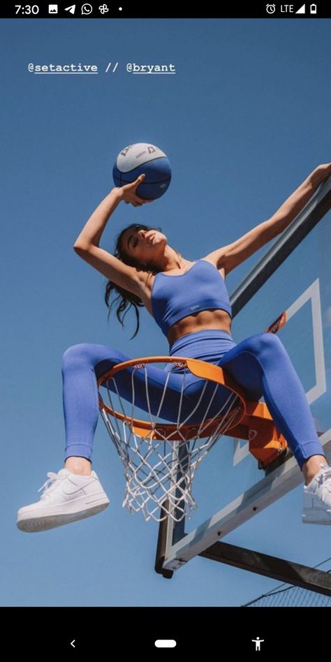 Basketball Pictures Poses, Portret Feminin, Basketball Photography, Yoga Style, Fitness Photoshoot, Sports Aesthetic, Instagram Ideas Photography, Fitness Photography, Basketball Pictures