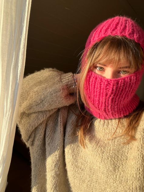 Die super weiche und strechy Balaclava ist perfekt für kalte Tage und ein tolles Strickprojekt für Anfänger: ONESIZE und UNISEX SIE hat einen Schlitz für die Augen, der aber auch flexibel bis unter das Kinn gezogen werden kann. Es wird von unten nach oben gestrickt. // Sprache: DEUTSCH // Größe: Winter Outdoors, Handmade Inspiration, Ski Mask, Beanie Hats, Pretty In Pink, Craft Supplies, Photo And Video, Instagram Photo, Knitting