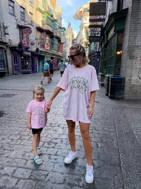 Cute Orlando Outfits, Harry Potter Disney Outfit, Matching Universal Outfits, Universal Studios Outfit Family, Universal Orlando Outfit Ideas, Harry Potter World Outfit Summer, Universal Studios Orlando Outfit Summer, Universal Outfits Women, Universal Harry Potter Outfits