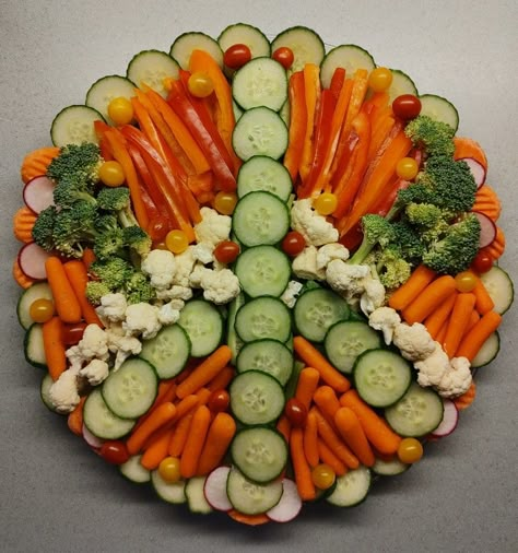 Peace Sign Vegetable Tray, Daisy Veggie Tray, Woodstock Party Theme Decoration, Peace Party Food, Peace Sign Fruit Platter, Summer Outdoor Food Ideas, 2 Groovy Birthday Party Food Ideas, Groovy Veggie Tray, Hippy Party Theme Food