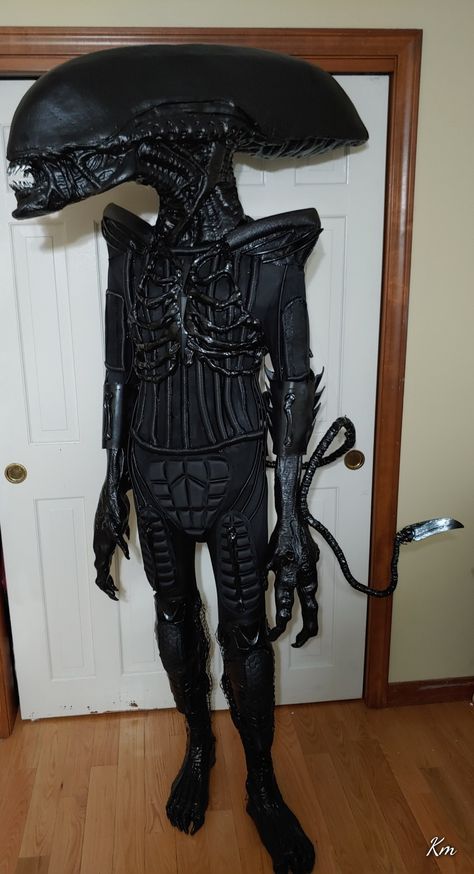 Xenomorph alien diy prop Xenomorph Costume Diy, Alien Diy, Diy Alien Costume, Xenomorph Costume, Alien Costume, Diy Props, Diy Costumes, Halloween Cosplay, Aliens