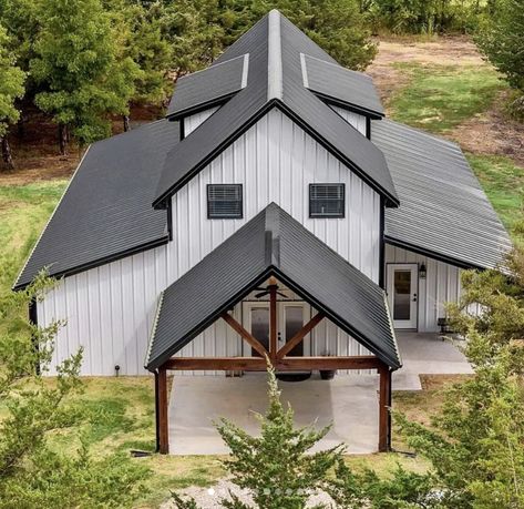 25 Small Barndominium Ideas for Smaller Budgets - NP Barn Dominium Houses, Montana Ranch House, Exterior Home Color Schemes, Exterior Home Makeover, Barndo Ideas, Barn Dominium, Small Horse Barns, Small Barndominium Ideas, Tiny Beach House