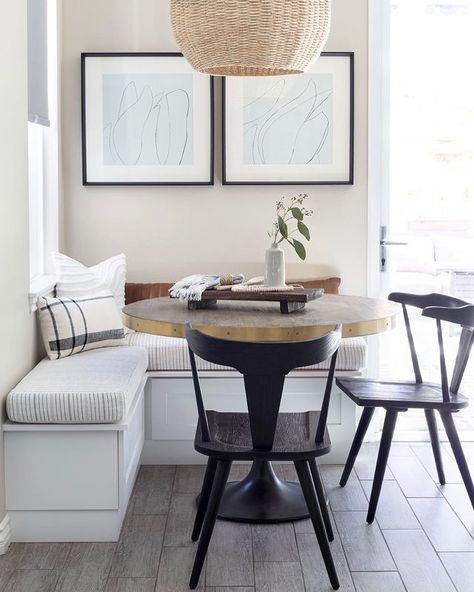 Laura Lochrin Interiors on Instagram: “~ Breakfast nooks ~ If you’re lucky enough to have the space for one then it’s a ‘must have’ if you ask us! #circlerockstreetproject // 📷…” Breakfast Nook Brick Wall, Breakfast Nook Seating, Kitchen Nook Table, Banquette Seating In Kitchen, Nook Table, Kitchen Breakfast Nooks, Corner Seating, Kitchen Seating, Kitchen Corner