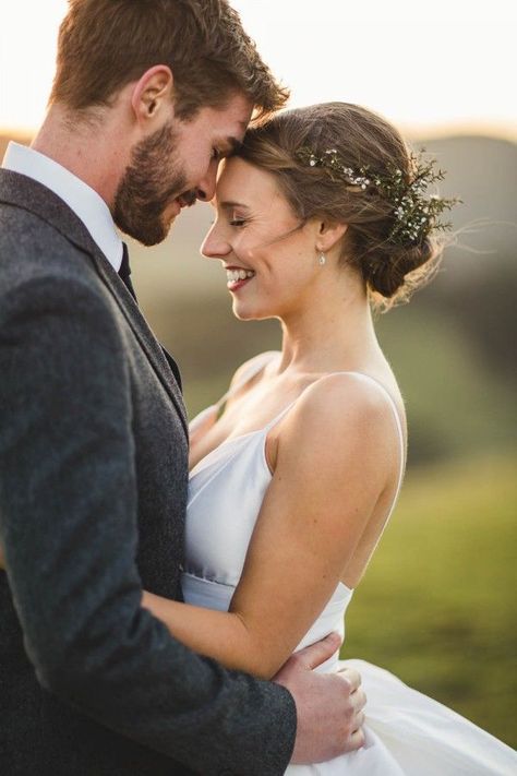 Sardinian Wedding, Photography Assistant, Beautiful Pose, Rustic Wedding Photography, Wedding Cinematography, Countryside Wedding, Winter Weddings, Fun Wedding Photography, Wedding Photography Poses