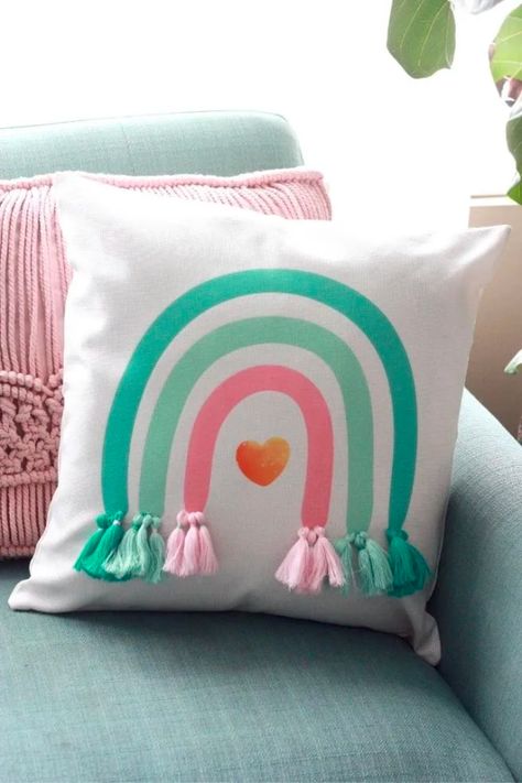 We've gathered together some of the best DIY decorative pillow ideas to help you spruce up your space on a budget. #HomeDecor #DIY Diy Pillow, Sacs Tote Bags, Diy Pillow Covers, Idee Cricut, Cute Cushions, Rainbow Pillow, Tassel Pillow, Pillow Ideas, Pillow Crafts