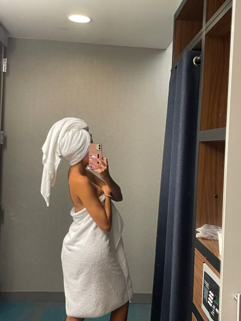 Shower Mirror Selfie, Hotel Selfies, Romantic Bath, Video Call With Boyfriend Screen, Woman Costume, Video Call With Boyfriend, Bra Image, Jeans Outfit Women, Girl Aesthetics