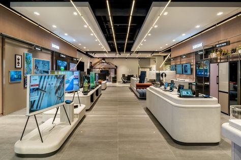 Discover Samsung’s New Space at Selfridges – Samsung Newsroom U.K. Smartphones Design, Mobile Shop Design, Retail Trends, Amazing Technology, Retail Experience, Mobile Shop, Brand Shop, Technology Trends, Communication Design