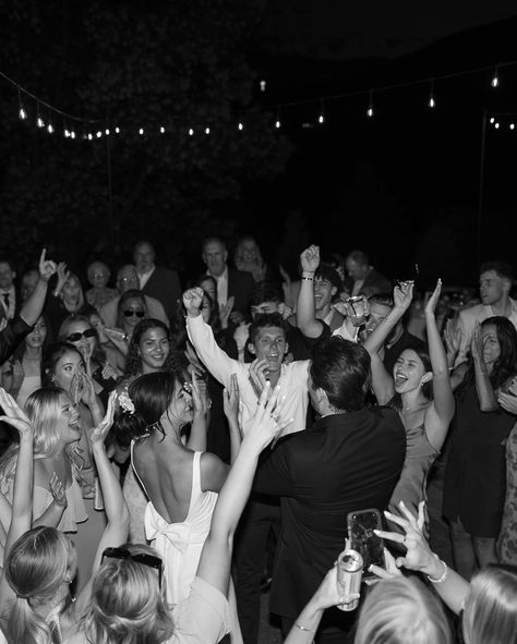 Amaia and Cole know how to throw a party!! It only gets better as you scroll 🎶 Turning dance floor moments into black and white magic is seriously my favorite thing🤩. Stripping away the color shifts the focus to the raw energy, movements, and emotions. Amidst the chaos it’s the expressions and epic dance moves that draw your eye in 🖤🤍;) Black And White Party Photography, Wedding Reception Dancing Aesthetic, Wedding Party Aesthetic Dancing, Wedding Dance Floor Pictures, Wedding Reception Dance Party, Wedding Dance Floor Photos, Dance Party Wedding, Wedding Dance Aesthetic, Turning Dance