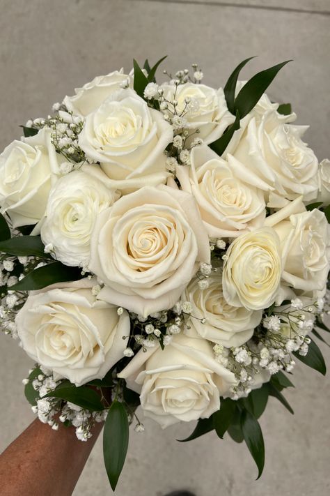 Wedding bouquet with white roses White And Cream Rose Bouquet, Bidermaer Ideas, Baby Breathes Bouquets, Ivory Rose Wedding Bouquet, Bouquet Rose Blanche, White Rose Corsage Wrist, White Roses Bouquet Aesthetic, White Rose Wedding Centerpieces, Wedding Bouquets Champagne