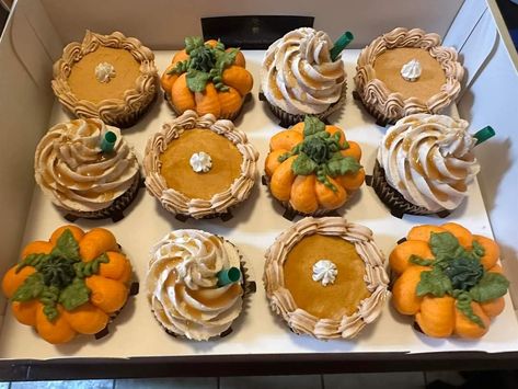 Fall Frosting, Cakes For Thanksgiving, Jumbo Cupcakes, Strawberry Cake Pops, Strawberries Cake, Bakery Party, Food Decorating Ideas, Winter Baking, Xmas Baking