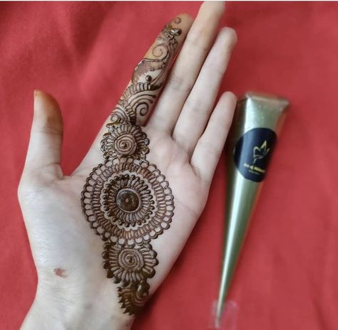 Bale Mehndi Design, Mehendi Ideas, Hena Designs, Mehndi Ideas, Diwali Photography, Palm Mehndi Design, Simple Arabic Mehndi Designs, Henna Designs Wrist, Floral Henna Designs