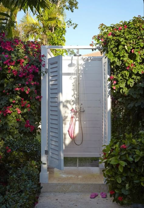 Diy Outdoor Shower Ideas, Outdoor Shower Fixtures, Amanda Lindroth, Portable Outdoor Shower, Outdoor Shower Enclosure, Outdoor Bathroom Design, Pool Shower, Portable Shower, Outdoor Bathrooms