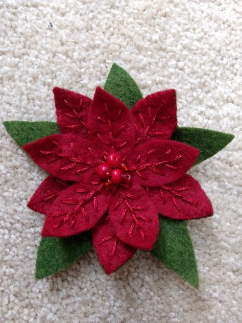 Poinsettia Felt Ornament, Christmas Felt Brooches, Felt Ponsetia Template, Winter Felt Flowers, Ponsetia Christmas Decor Diy, Xmas Applique Ideas, Wool Felt Ornaments Christmas, Fabric Christmas Brooch, Felt Christmas Flower