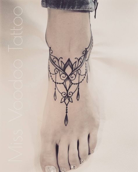 Tkx Mélanie #missvoodooo #salonsunrise #carovoodoo #foottattoo #jeweltattoo #missvoodootattoo Tato Mandala, Tattoo Ankle, Ankle Bracelet Tattoo, Ankle Tattoo Designs, Armband Tattoos, Armband Tattoo Design, Anklet Tattoos, Men Tattoos, Tattoo Bracelet