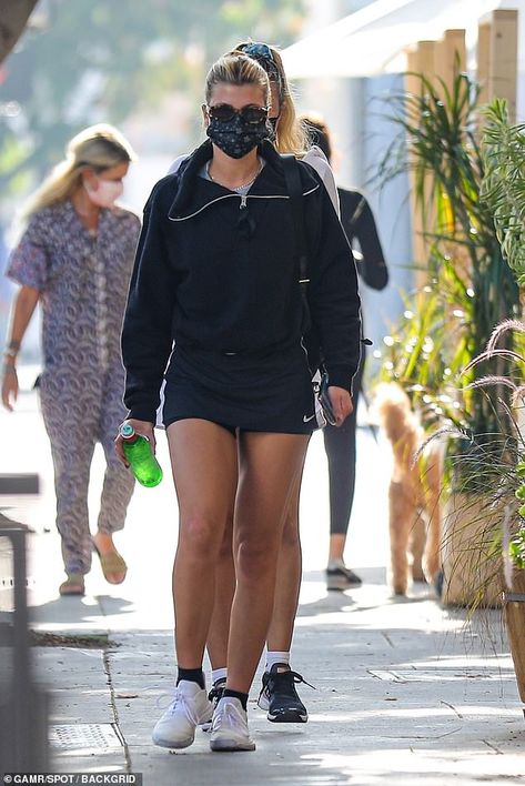 Model behavior: Sofia Richie flaunted her workout progress and toned legs in a black tenni... Black Tennis Skirt, Sport Life, Tennis Wear, Toned Legs, Model Street Style, Sofia Richie, October 20, Green Juice, Tennis Clothes