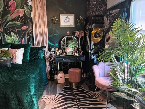 Feminine Eclectic Botanical, Maximalist Bedroom Decor, Classic Luxury Living Room, Decoration Living Room Ideas, Maximalist Bedroom, Beautiful Living Room Ideas, Moody Decor, Luxury Living Room Decor, Dark Home Decor