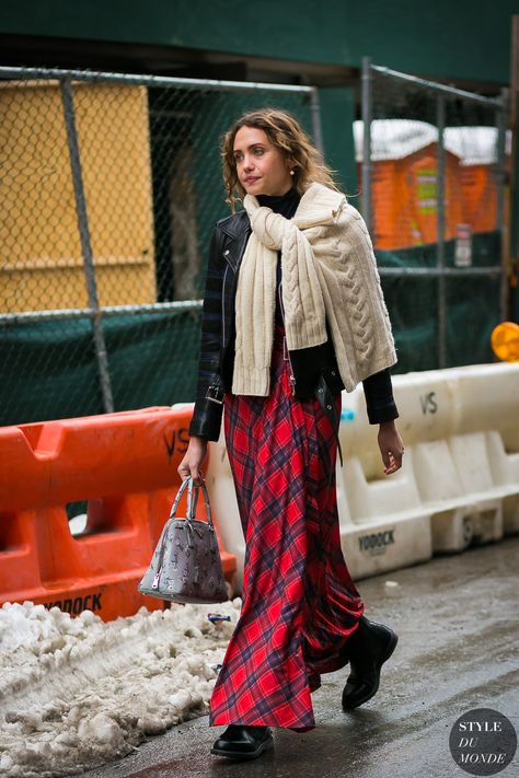 Laurel Pantin by STYLEDUMONDE Street Style Fashion Photography0E2A1130 Flannel Outfits, Street Style 2017, Cute Winter Outfits, Cardigan Outfits, Street Style Chic, Fashion Week Street Style, Street Chic, Elegant Outfit, New York Fashion Week